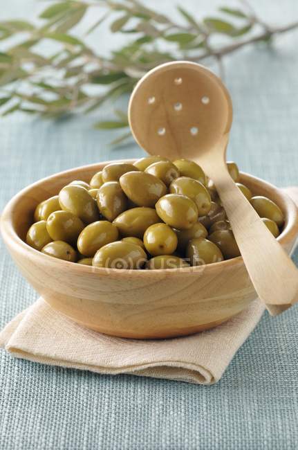 Bol d'olives vertes marinées — Photo de stock