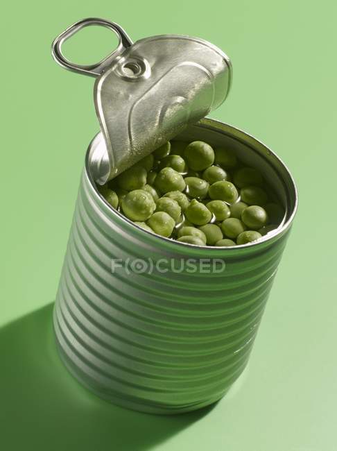 Консервированный зеленый горошек в банке — стоковое фото