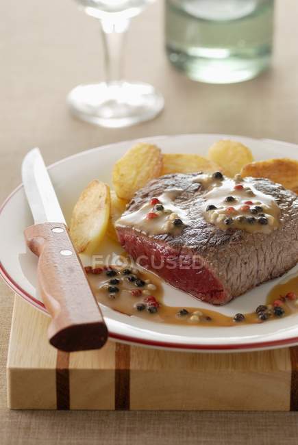 Steak de bœuf épais avec sauce au poivre — Photo de stock