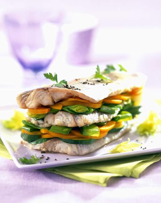 Sándwich de pescado en plato - foto de stock