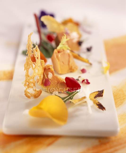 Salat mit halbgartem foie gras — Stockfoto