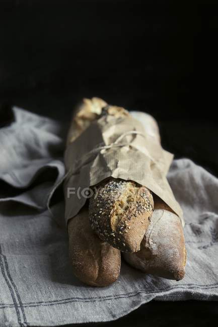 Baguettes in Pergament gewickelt — Stockfoto