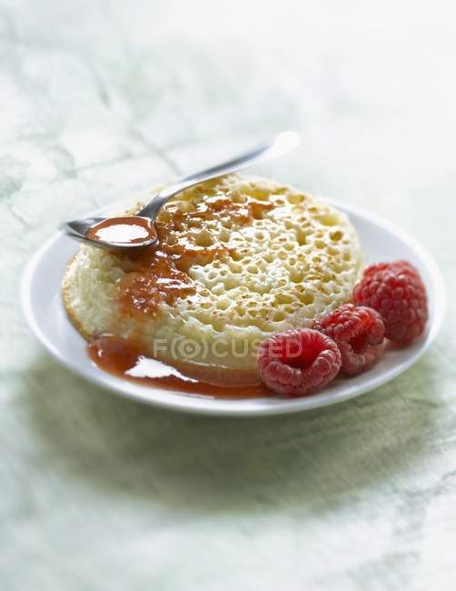 Closeup view of Crumpet with raspberry syrup and berries — Stock Photo