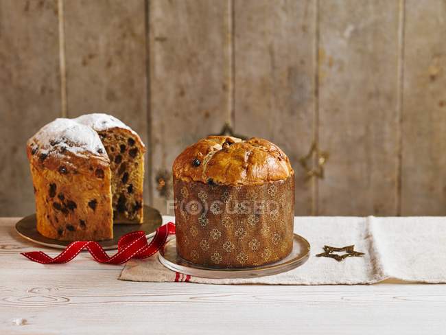 Chip de chocolate y fruta Panettones con cinta roja para Navidad - foto de stock