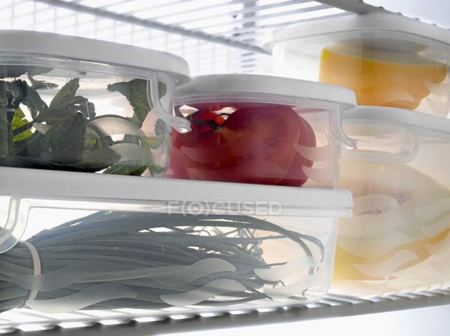 Tupperwares cheios de produtos frescos na geladeira — Fotografia de Stock