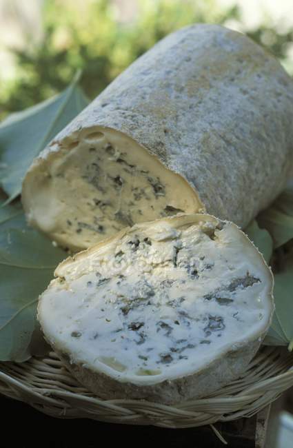 Голубой сыр в корзине — стоковое фото