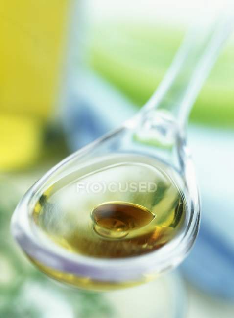 Olivenöl auf Löffel — Stockfoto