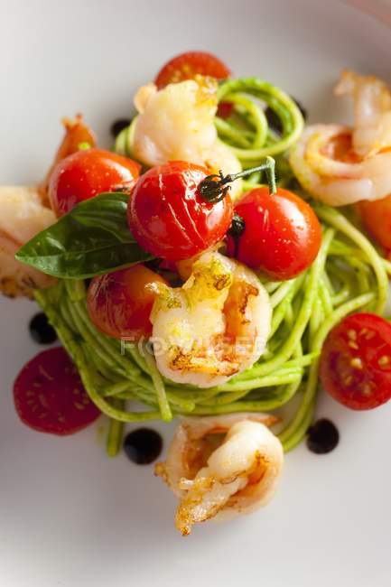 Green spinach spaghetti pasta with prawns — Stock Photo