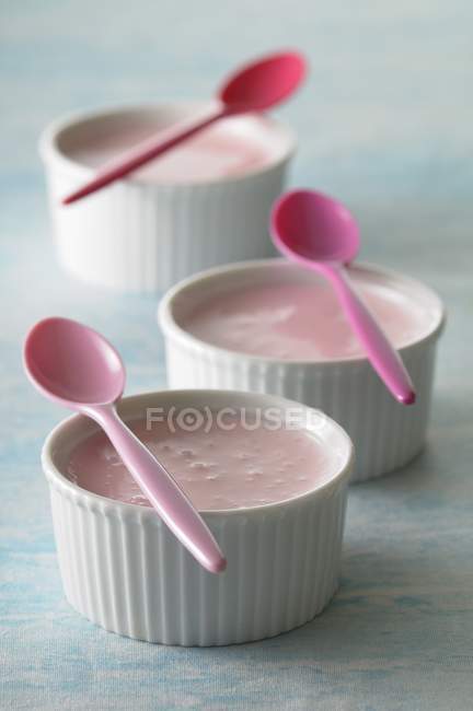 Кастрюли розового крема — стоковое фото