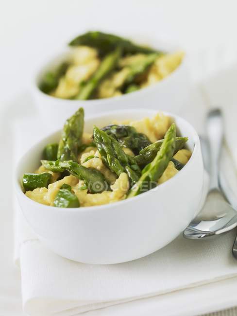Scrambled eggs with green asparagus — Stock Photo