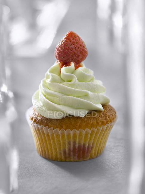 Lime and strawberry cupcake — Stock Photo