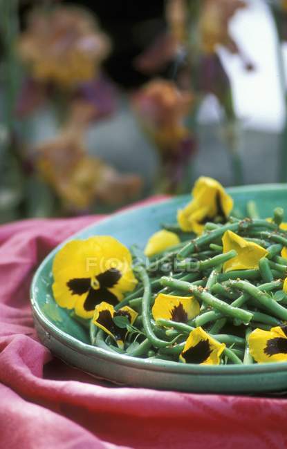 Green beans with pansies — Stock Photo