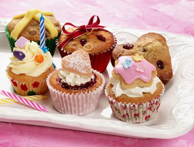 Cupcakes de célébration sur plaque de crème — Photo de stock