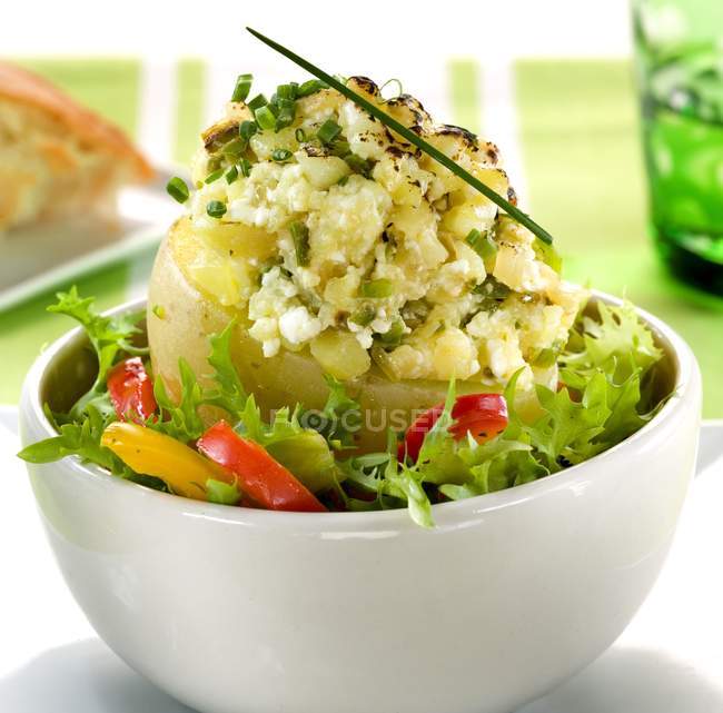 Patata con erbe e verdure in pentola bianca — Foto stock