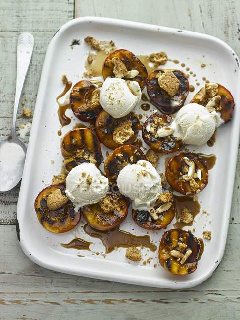 Grilled Peaches with Amaretto — Stock Photo