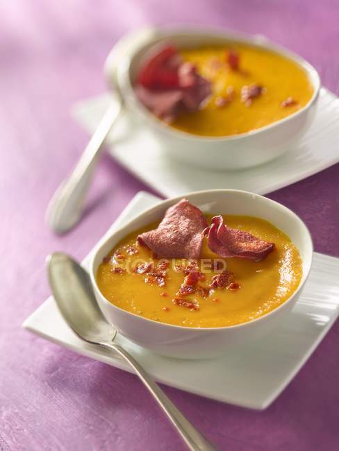 Cream of carrot soup with beetroot crisps — Stock Photo