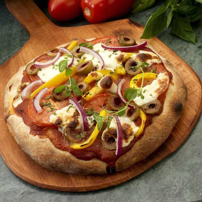 Pizza vegetariana rústica con tomates - foto de stock