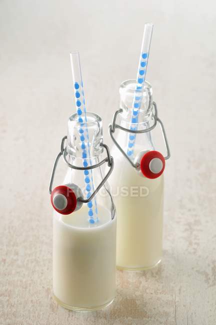 Botellas de vidrio de leche - foto de stock
