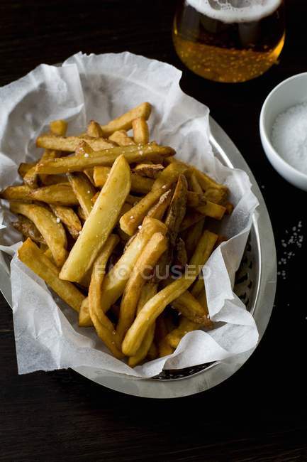 Batatas fritas no papel — Fotografia de Stock