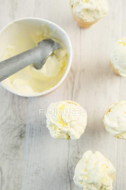 Мороженое с лимоном — стоковое фото