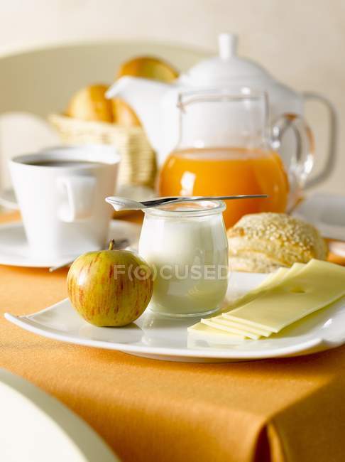 Сніданок на тарілках над столом — стокове фото