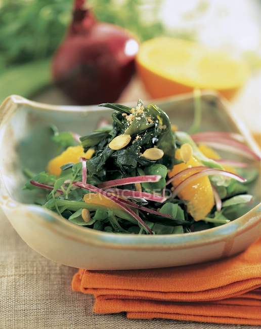 Gemüsesalat mit Orangen- und Olivenöl auf Teller über Handtuch — Stockfoto