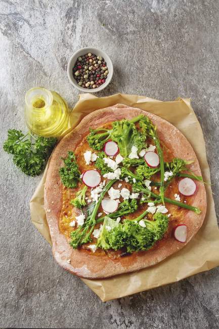 Pizza com brócolis e queijo feta — Fotografia de Stock
