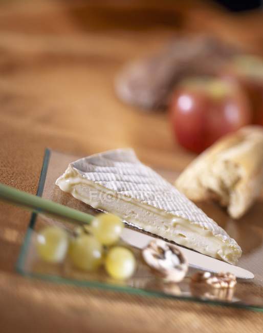 Pedaço de queijo Brie de meaux — Fotografia de Stock