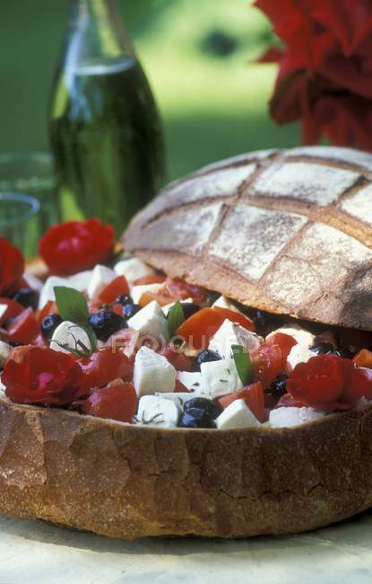 Gefülltes Brot im provenzalischen Stil — Stockfoto