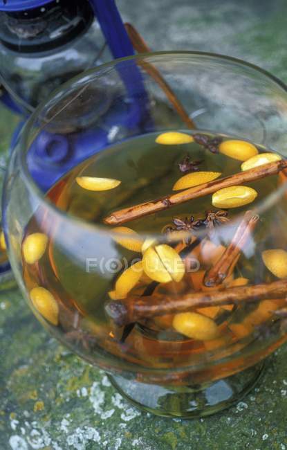Ein Aperitif mit Rum, Gewürzen und Kumquats im Glas — Stockfoto