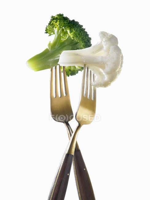 Tenedores con brócoli y coliflor - foto de stock