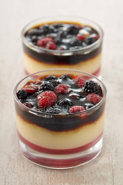Closeup view of Creme brulee and fruit Verrines — Stock Photo