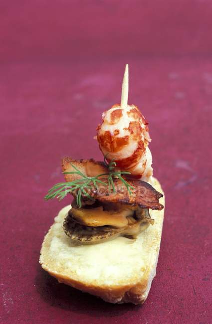 Scallop skewers with bacon — Stock Photo
