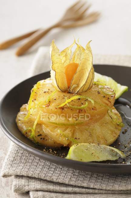 Caramelized pineapple rings — Stock Photo