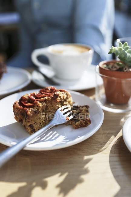 Kaffee und Kuchen auf Teller — Stockfoto