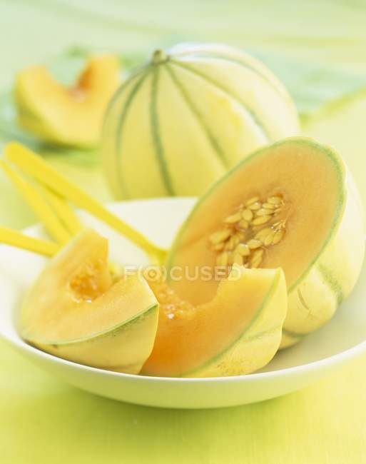 Rodajas de melón en el plato - foto de stock