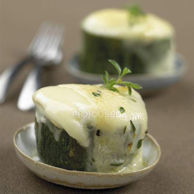 Zucchine con Rocamadour sui piattini — Foto stock