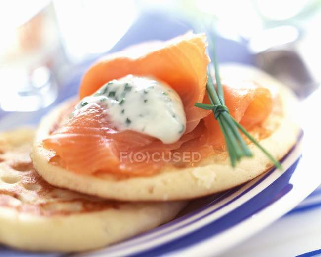 Blinis with salmon and chives — Stock Photo