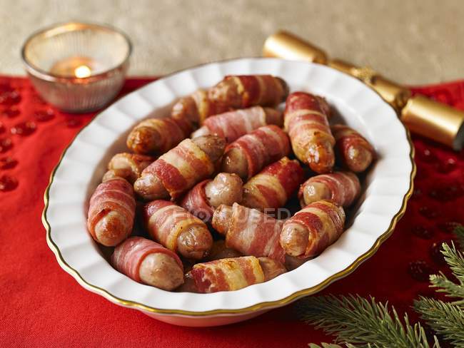 Свині в ковдрах на різдвяну вечерю — стокове фото