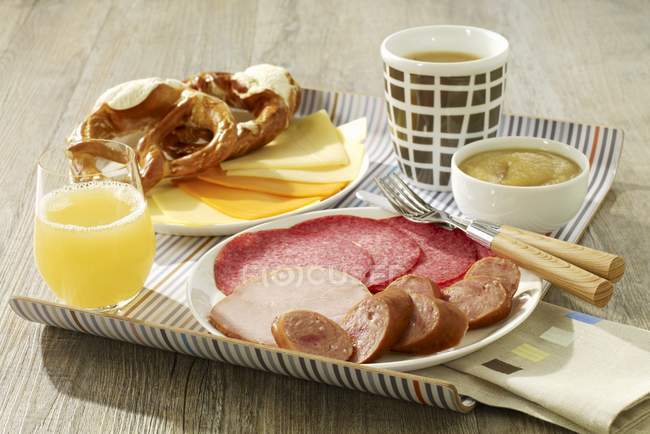 Petit déjeuner allemand sur assiette — Photo de stock