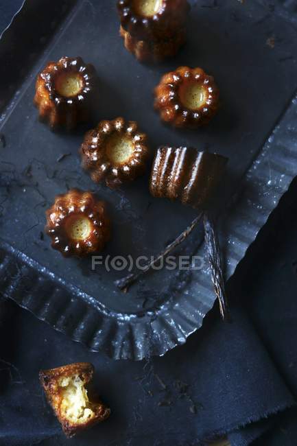 Vista superior de pasteles rellenos de crema con vainas de vainilla en bandeja - foto de stock