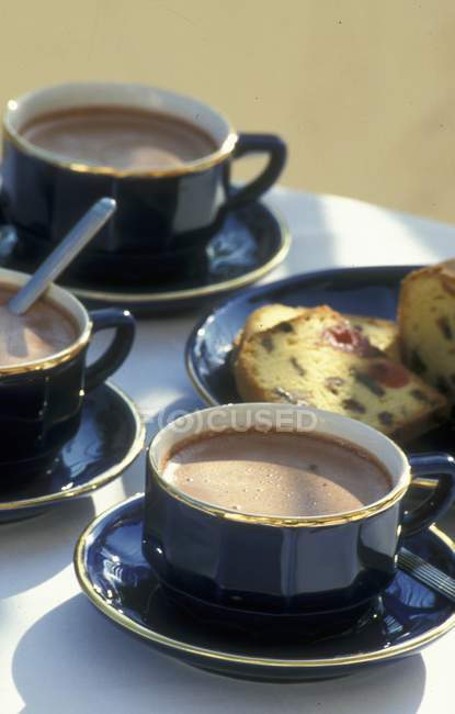 Heiße Schokolade und Obstkuchen — Stockfoto