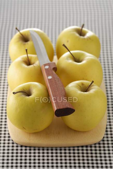 Golden apples in rows — Stock Photo