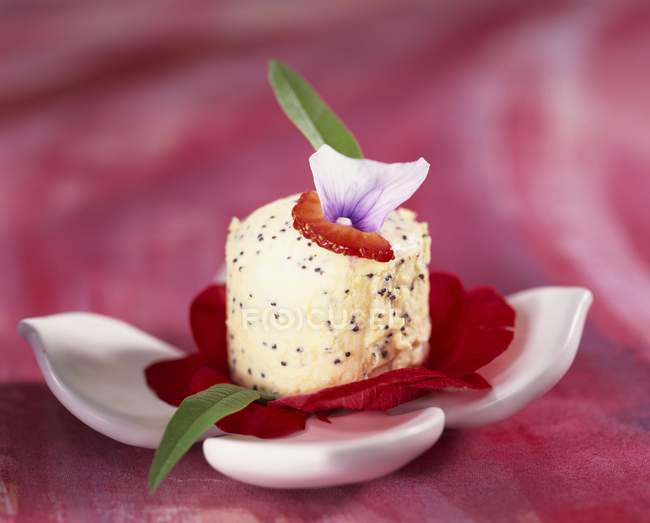 Closeup view of poppy Parfait with strawberry slice — Stock Photo