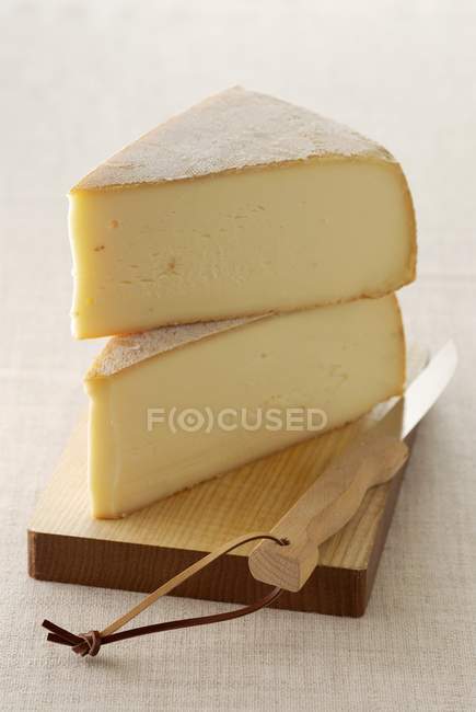 Fromage  raclette on wooden tray — Stock Photo