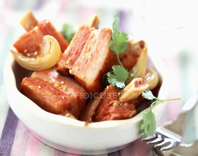 Côtes de porc rôties aux herbes — Photo de stock