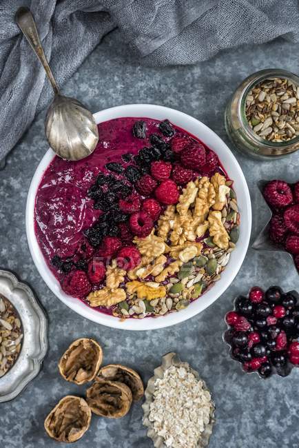 Mixed berry smoothie with walnuts and muesli — Stock Photo