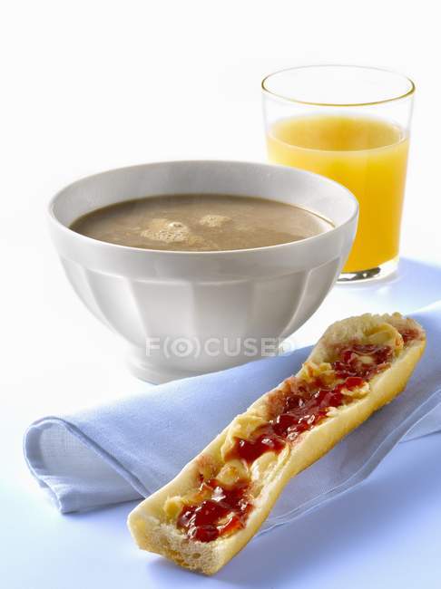 Desayuno francés en la mesa - foto de stock