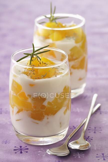 Blancmange com damascos em copos — Fotografia de Stock