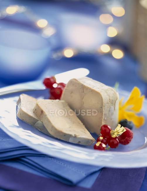 Foie gras en plato - foto de stock